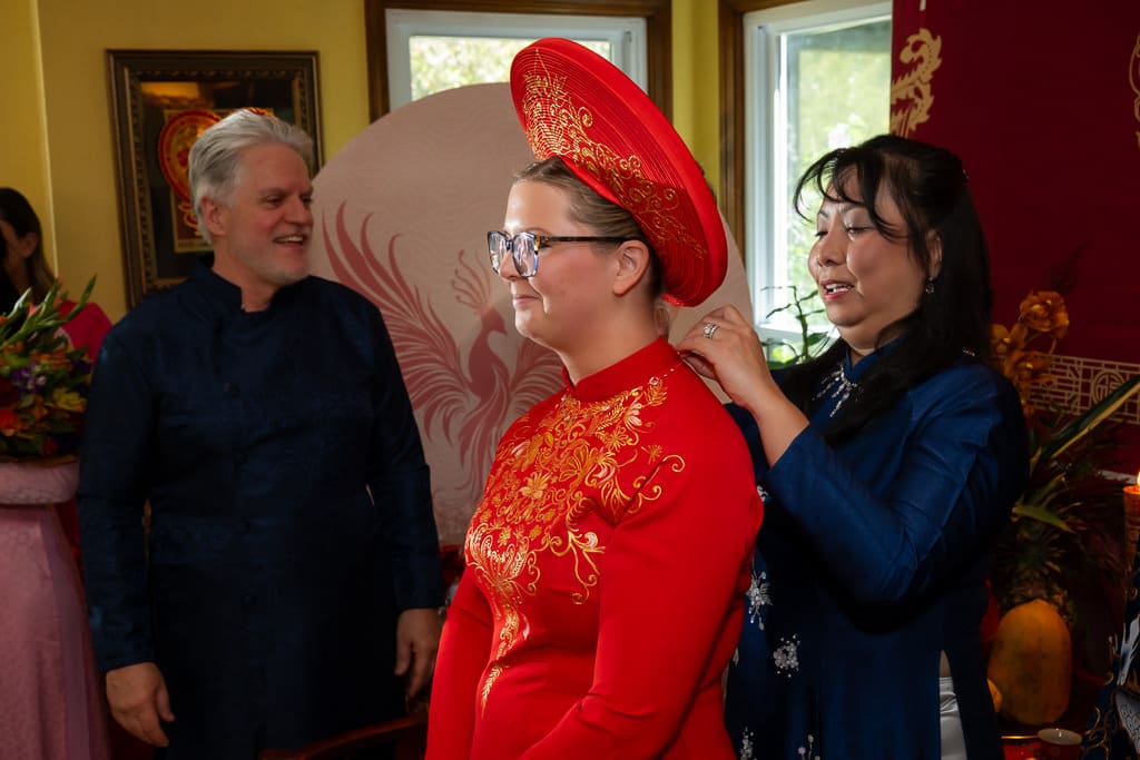 Vietnamese tea ceremony, the gold necklace gift to the bride